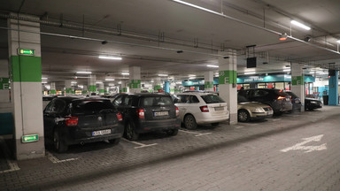 Zostawiła roczne dziecko na parkingu w galerii. Interwencja policji