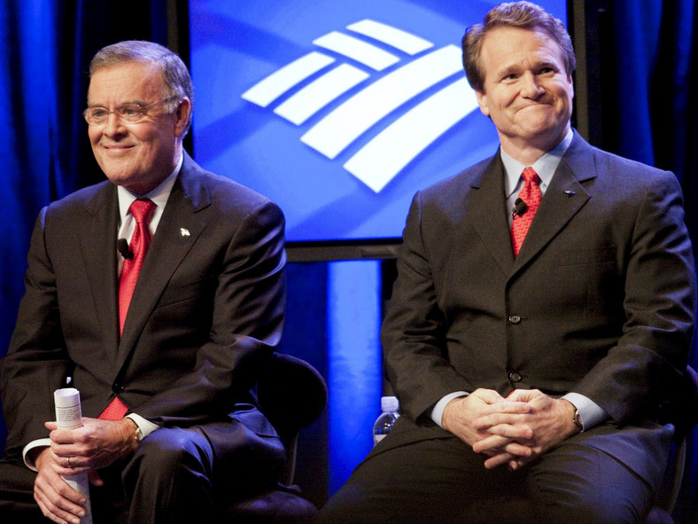 Uśmiechnięci i zadowoleni: Nowy prezes BoA Brian T. Moynihan (z prawej) i były prezes Kenneth D. Lewis