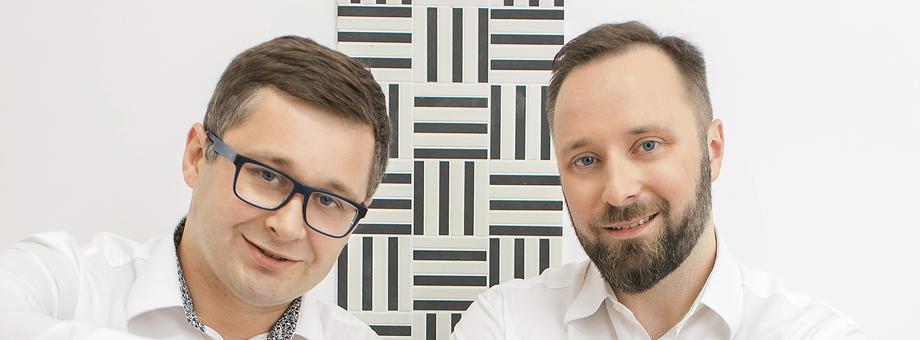 Paweł Tymczyna (z lewej) i Tomasz Kucharski budują tradycyjny biznes w internetowym stylu