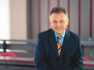 Prof. Witold Orłowski. Profesor ekonomii, główny doradca ekonomiczny PwC Polska, wykładowca akademicki. Autor książek i publikacji naukowych. Specjalizuje się w makroekonomii i teorii wzrostu. Szef zespołu doradców ekonomicznych Aleksandra Kwaśniewskiego, członek Narodowej Rady Rozwoju przy Lechu Kaczyńskim i członek Rady Gospodarczej przy premierze Donaldzie Tusku. W 2011 r. powołany na stanowisko specjalnego doradcy Komisji Europejskiej ds. Budżetu. Od 2015 r. członek Narodowej Rady Rozwoju