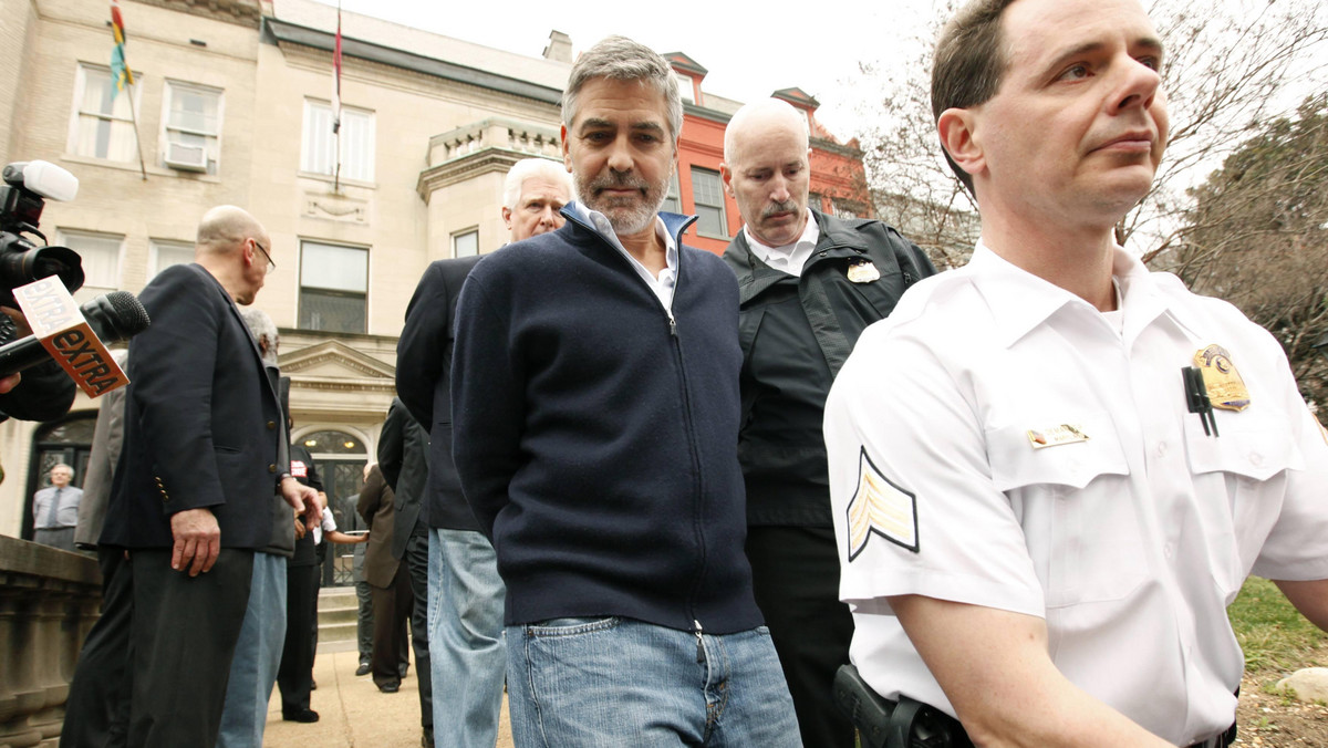 Gwiazdor Hollywood George Clooney został w piątek zatrzymany przez policję koło ambasady Sudanu w Waszyngtonie podczas protestu przeciwko blokowaniu przez władze sudańskie pomocy humanitarnej.