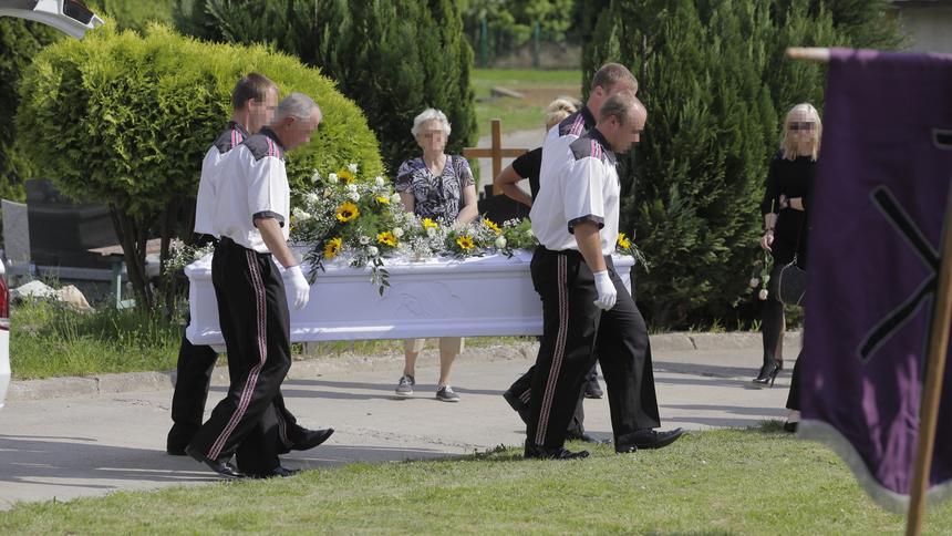 Pogrzeb Magdaleny Żuk W Bogatyni Bliscy Przynieśli Słoneczniki 3482