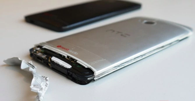 Aby dobrać się do akumulatora, eksperci musieli zniszczyć obudowę HTC One M7.