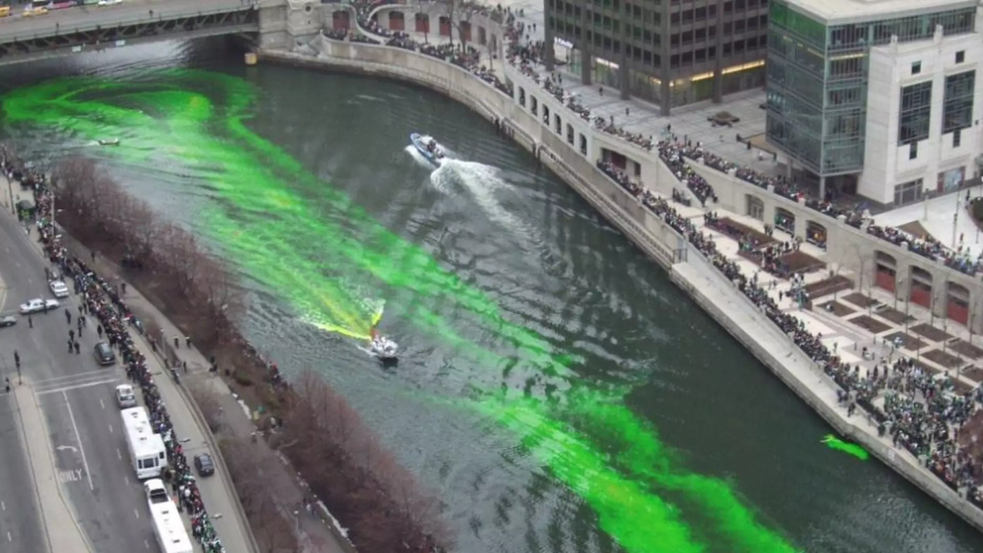 Rzeka w Chicago zmieniła kolor na zielony. Tak mieszkańcy obchodzą Dzień Świętego Patryka
