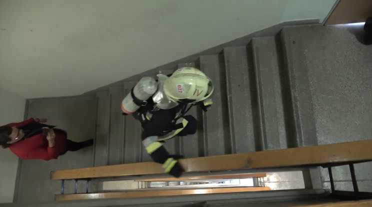 A budapesti tűzoltónak kevesebb mint 3 perc kellett, hogy felszaladjon a 22. emeletre /Fotó: Facebook video
