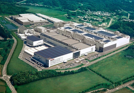 Widok fabryki firmy Sharp, w której wykorzystywane są największe panele podłożowe do LCD