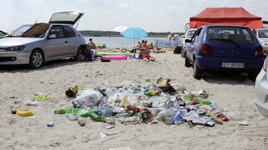 Niedopałki papierosów, puszki, butelki, zużyte prezerwatywy. "Na polskich plażach jest syf i niechlujstwo"