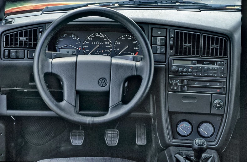 Kierownica ze środkiem w kanciastym stylu pasuje do kanciastej deski rozdzielczej – taki był design wnętrza Volkswagenów z lat 80-tych oraz 90-tych. 