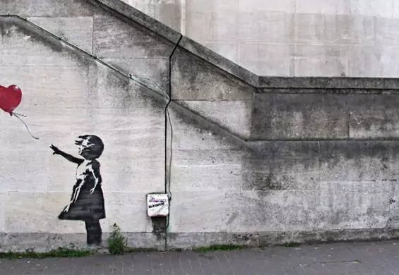 Kim jest Banksy? Dziennikarz śledczy twierdzi, że to popularny muzyk, który grał niedawno w Krakowie