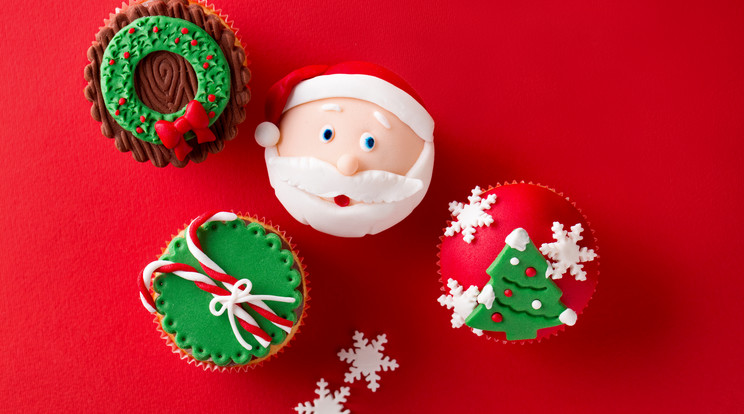 Adventi koszorú, télapó, karácsonyfa, manó ruha... Mindegyik díszítés marcipánból! Süssünk ízlés szerinti ízesítésű muffint, és egyszerűen csak dekoráljuk ki őket!/ Fotó: Shutterstock