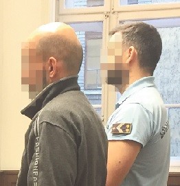 Két év börtönt kapott a fiú, de felfüggesztették a büntetését 3 évre.