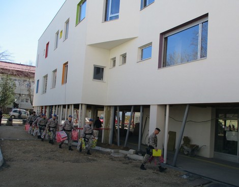 Ni&scaron; žandarmerija pripadnici niskog odreda zandarmerije donose poklone na Decju kliniku