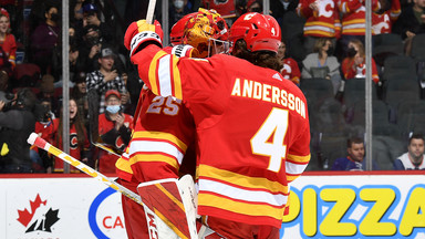 NHL: Świetna passa Calgary Flames. Mają tylko punkt straty do Knights