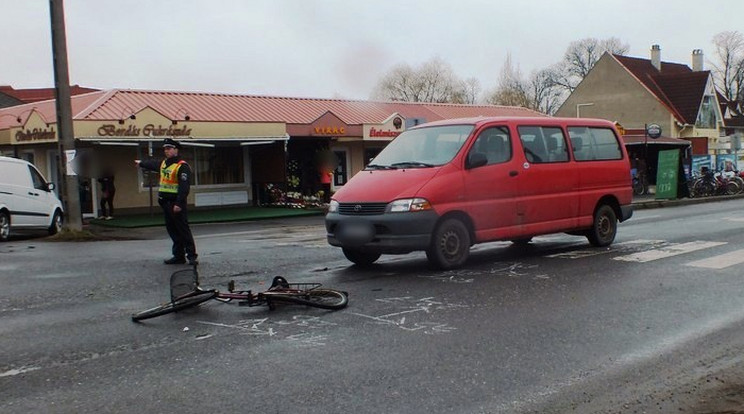 A férfi tolta a biciklit, amikor elütötte az autó / Fotó: police.hu