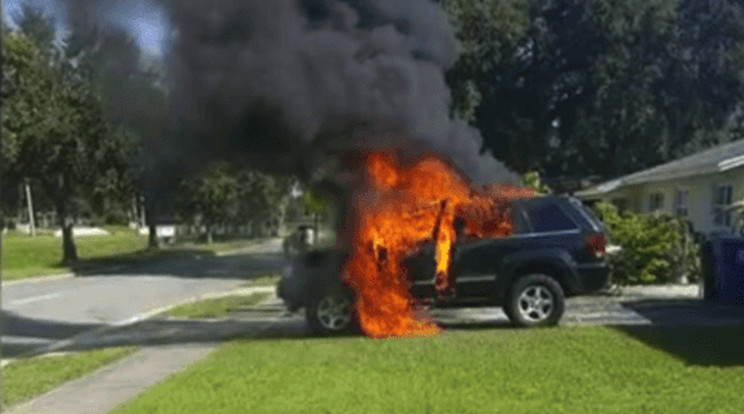 Pár percre hagyták magára a kocsit, benne a telefonnal. Felgyulladt és teljesen kiégett /Fotó: FOX13