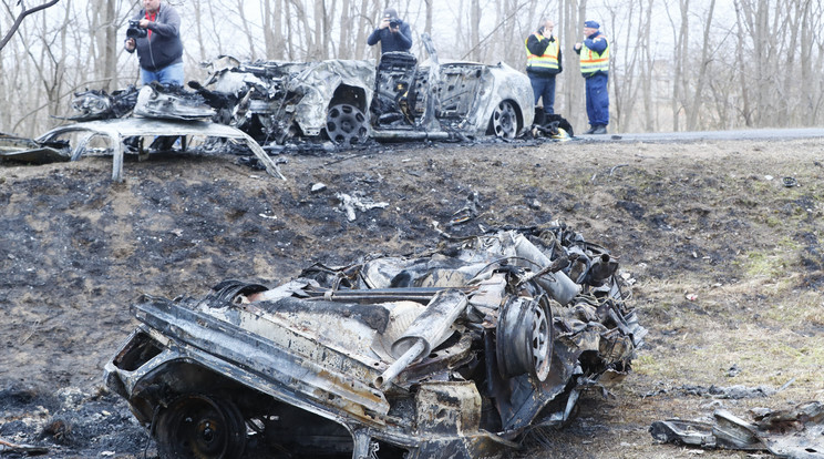 Az Opel az
árokba csapódott és
kiégett /Fotó: Fuszek Gábor