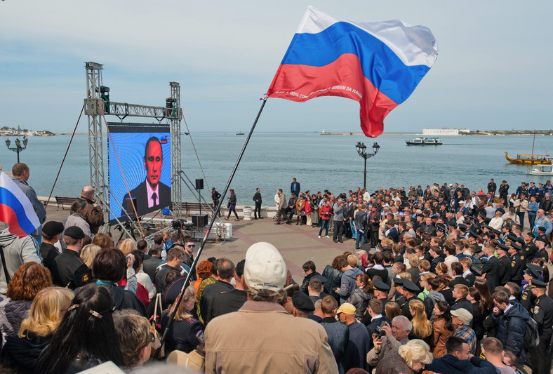Na Krymie telekonferencję Putina oglądano na telebimach. Fot. EPA/PAP ANTON PEDKO