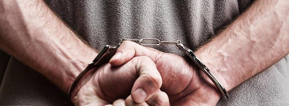 Criminal in handcuffs  złodziej kradzież przestępstwo przestępczość więzienie 