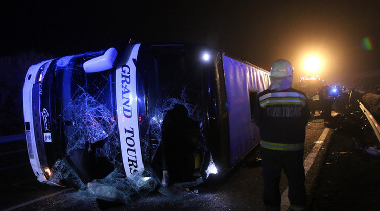 A Grand Tours társaság
autóbusza  december
17-én borult fel az M3-ason.
Öten vesztették életüket /Fotó:  MTI
