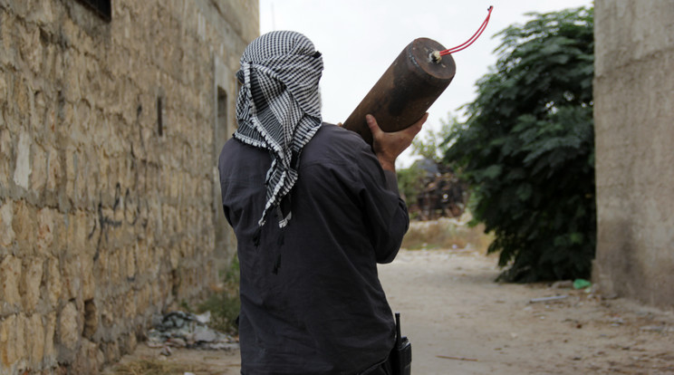 Egy házi készítésű bombát hozott működésbe/Fotó-AFP