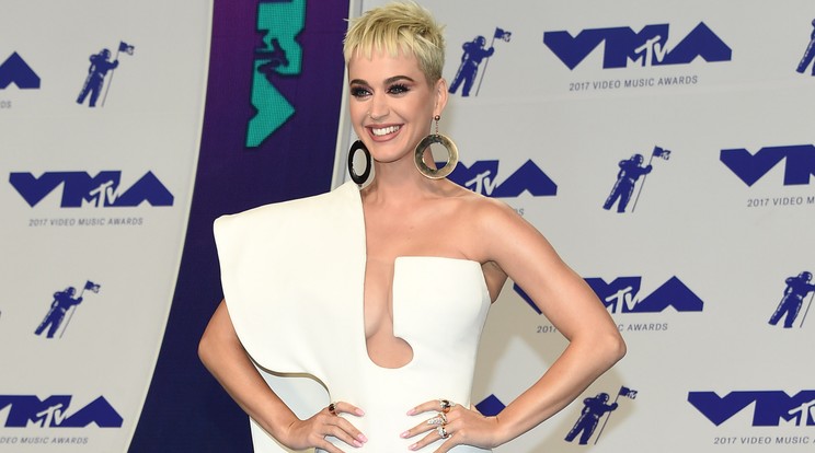 Katy Perry roppant érdekes ruhában ment ki az utcára/Fotó: Northfoto