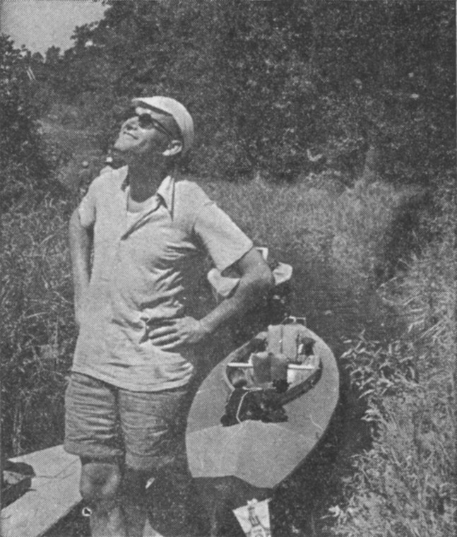 Karol Wojtyła na spływie kajakowym. źródło public domain.