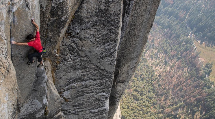 Alex Honnold kötél nélkül mászik a sziklákon /Fotó: Instagram
