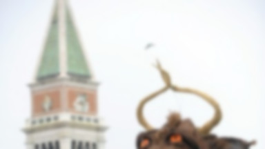 Ogromna rzeźba byka wita uczestników karnawału w Wenecji