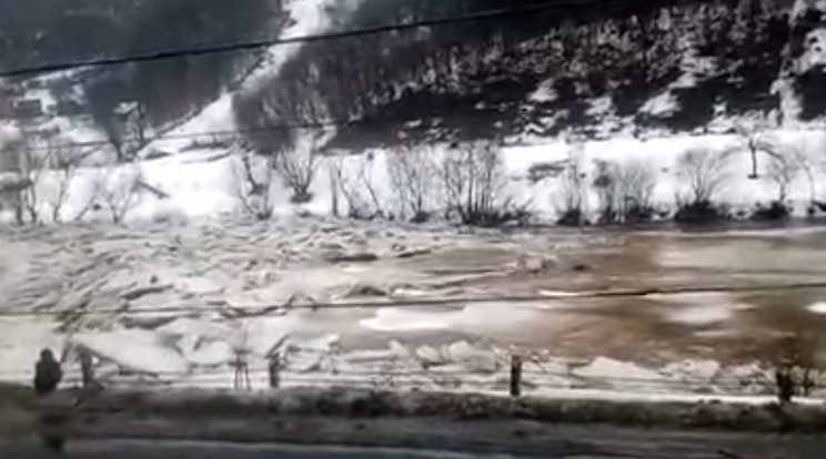 Videó: Jelentős mértékű jégzajlás okoz gondokat Kárpátalján