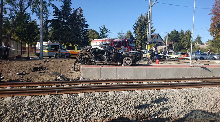 A család kocsiját a vonat
a közeli peronra dobta. Az autó a felismerhetetlenségig összeroncsolódott /Fotó: Blikk
