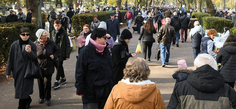 Wszystkich Świętych. Tłumy na cmentarzach w całej Polsce