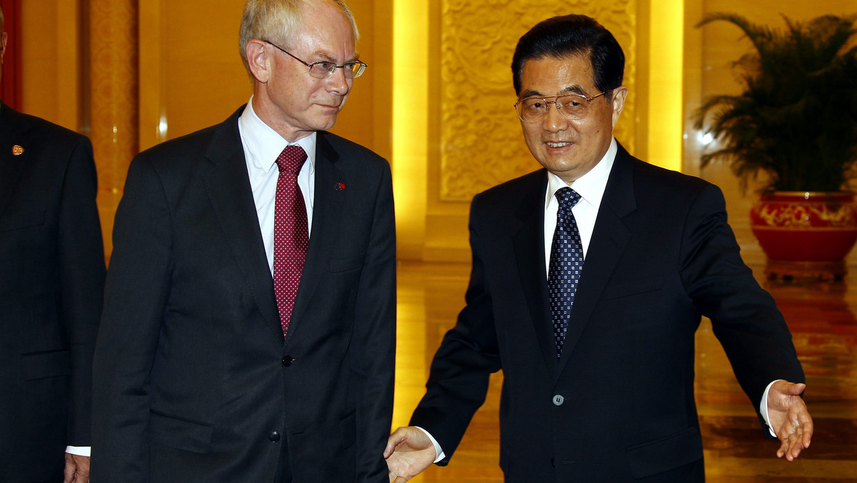Przewodniczący Rady Europejskiej Herman Van Rompuy przebywa od wczoraj z pięciodniową wizytą w Chinach, gdzie z chińskimi przywódcami omawia m.in. kryzys w Europie oraz sporne kwestie w dziedzinie handlu.