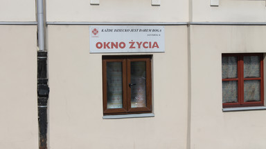 Siostry znalazły dziecko w Oknie Życia. Przy chłopcu leżała reklamówka