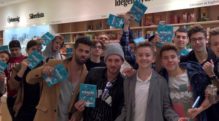 Cipők miatt özönlöttek el tinik egy budapesti könyvesboltot