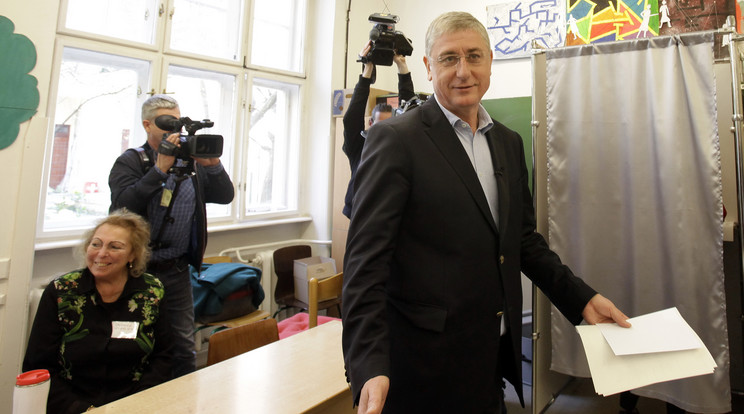 Gyurcsány Ferenc szavaz - Fotó: AFP