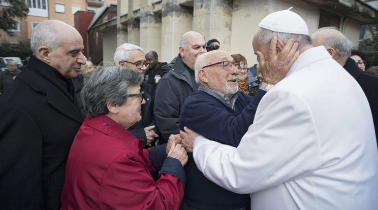 Ferenc pápa meglátogatja az idősek otthonában élő embereket / Fotó: MTI