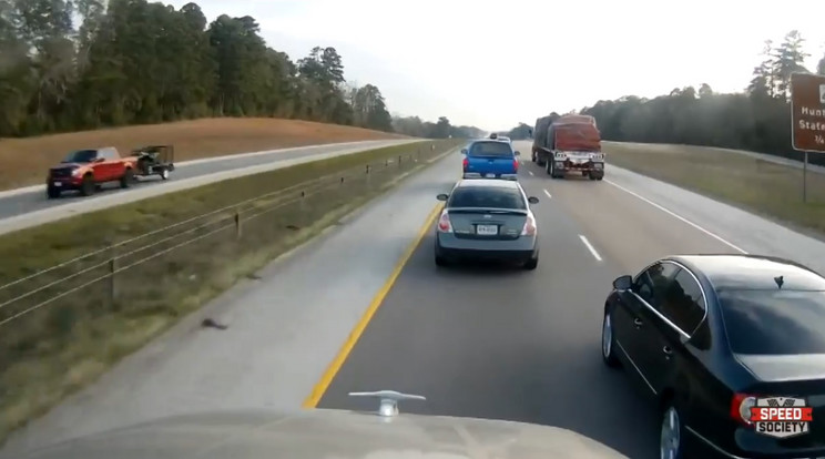 Egyik jármű vezetője sem engedett, majdnem tragédia lett a vége / Fotó: Videa