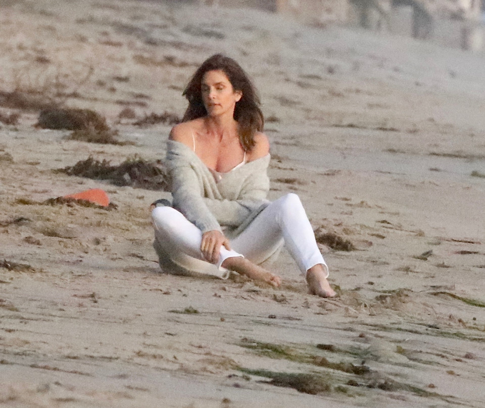 51-letnia Cindy Crawford na plaży