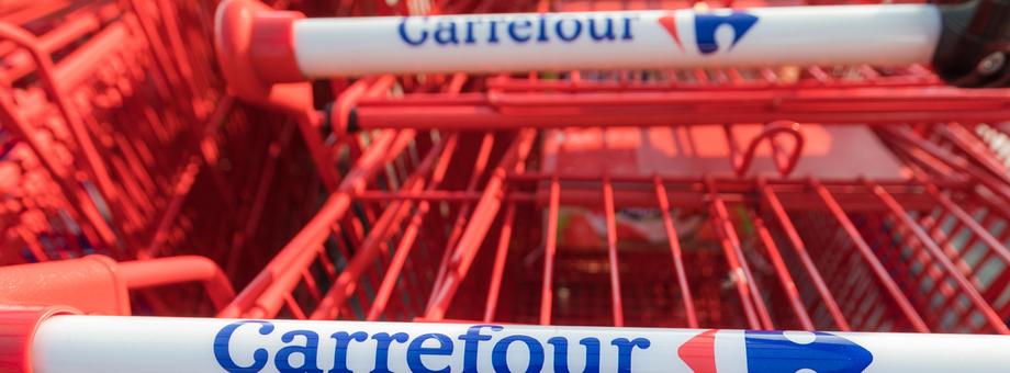 Carrefourowi w Polsce wyraźnie z trudem przychodzi rywalizacja z coraz bardziej dominującymi na rynku dyskontami. Francuska sieć prowadzi bardzo zróżnicowaną działalność w placówkach różnych formatów, co oznacza szereg wyzwań logistycznych i operacyjnych.