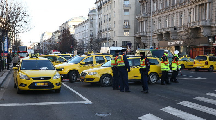 A taxisok heteking tüntettek, hogy betiltsák az olcsóbb konkurenciát / Fotó: Isza Ferenc