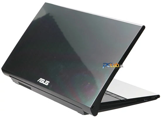 Ze względu na duże powierzchnie polerowanego aluminium ASUS NX90 wchodzi w „reakcję” z otoczeniem. W lustrzanych powierzchniach odbija się wystrój pokoju, przez co laptop nie odcina się od niego, a niejako z nim integruje