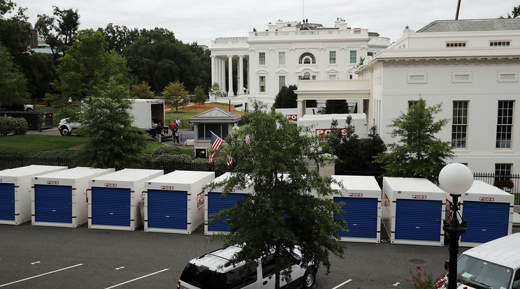 Az amerikai elnök rezidenciáját a munkások  
konténerei lepték el, 
a teherszállítók ingajáratban közlekednek/Fotó:GettyImages