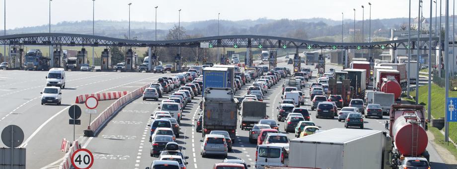 Tłok na autostradzie A4 w stronę Katowic, przed PPO w podkrakowskich Balicach.