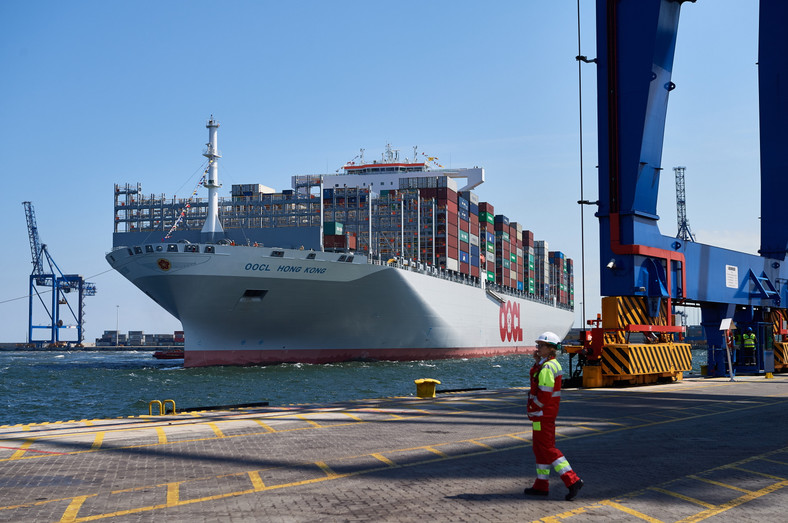 Gdańsk, 28.06.2017. Największy statek kontenerowy na świecie OOCL Hong Kong wpływa do gdańskiego terminala kontenerowego DCT, 28 bm.