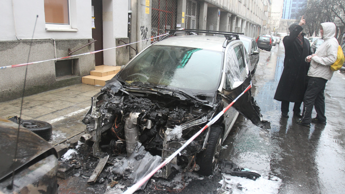 Jak ustalił reporter RMF FM, mężczyzna podejrzany o dokonanie serii podpaleń samochodów na terenie Warszawy to syn znanego adwokata i byłego rzecznika dyscypliny PZPN. 23-latek jutro trafi do prokuratury.