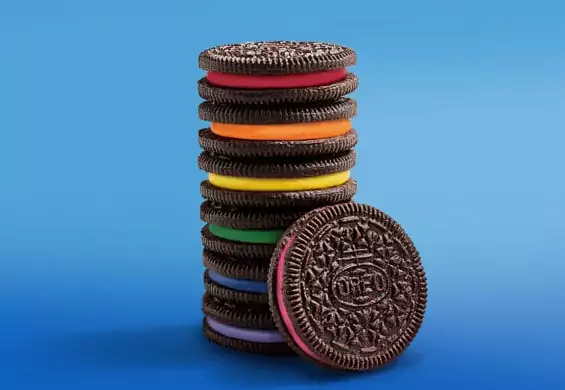 Oreo zapowiada ciastka w kolorach tęczy i wspiera osoby LGBT+ filmem "Dumny rodzic"