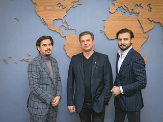 Na zdjęciu (od lewej): Bartłomiej, Henryk i Maciej Skrzydlewscy, twórcy sukcesu firmy Amplus, dostarczają warzywa i owoce do sieci handlowych. Od 2006 roku zwiększyli biznes prawie 30-krotnie
