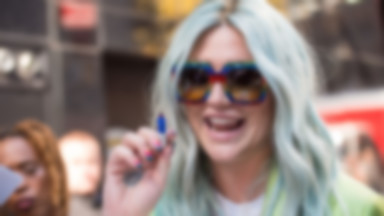 Kesha w neonowym stroju na ulicy. Co ona na siebie założyła?!