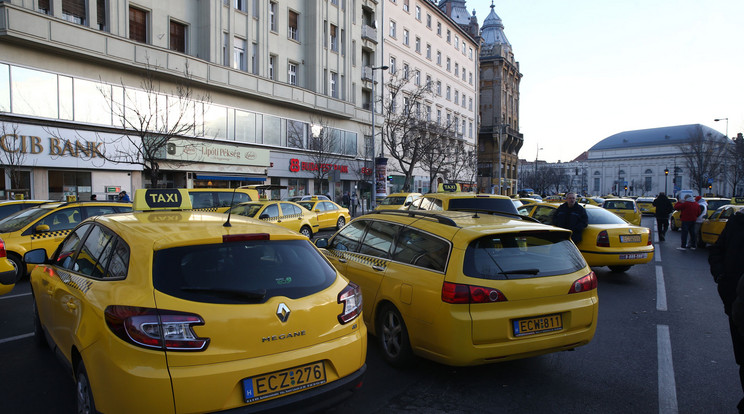 Alaposan keresztbe tehetnek a taxisoknak/ Fotó: Isza Ferenc