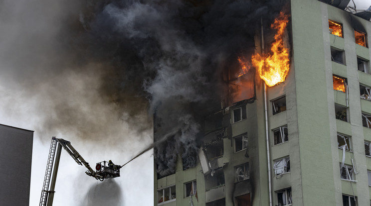 A tűzoltók a lángokkal küzdenek /Fotó: MTI/AP/Patrik Minar